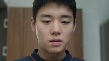 Personagem Kang Seong-jae focado durante o embate culinário no episódio final do k-drama]