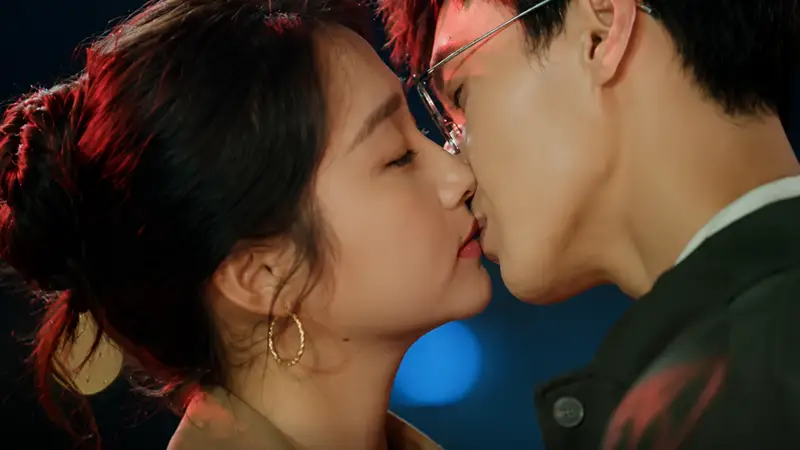 Os atores Guan Xiao Tong e Li Yun Rui em Cena de beijo final