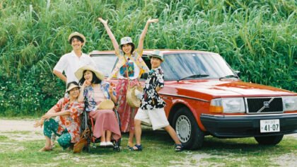 Os atores principais da série Minha Família reunidos em uma cena cotidiana no ambiente doméstico