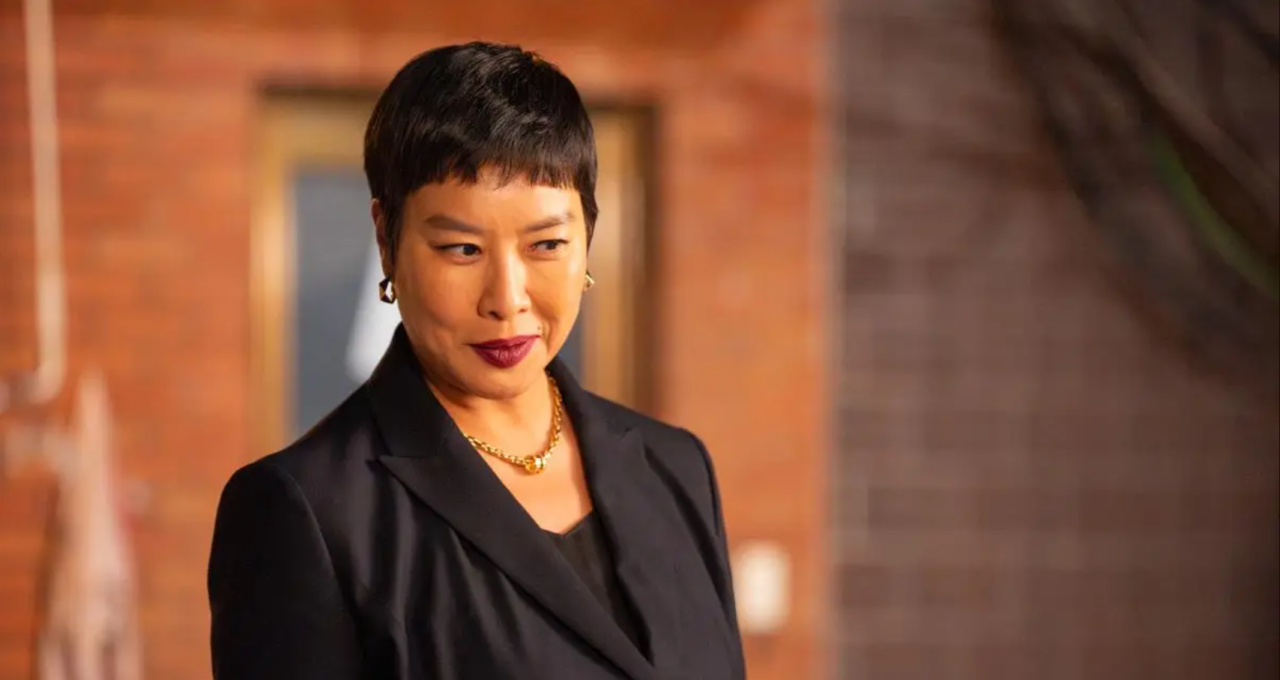 Atriz sul-coreana Jung Young Joo com expressão analítica em cenário luxuoso.