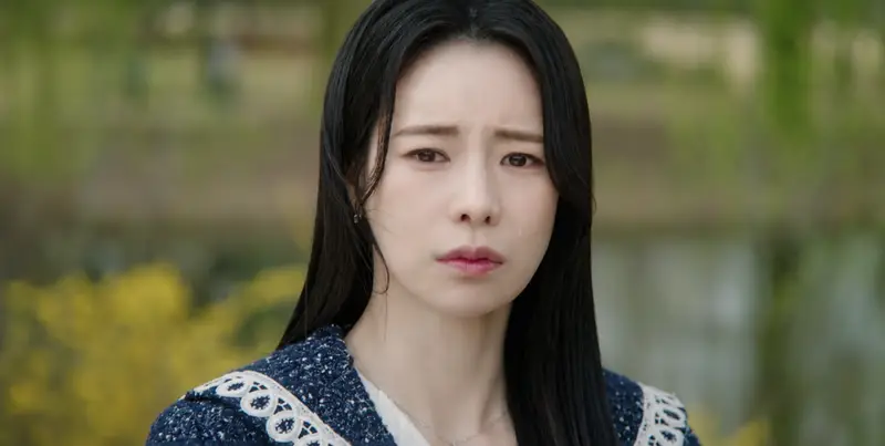 Shin Seo Ri imersa aos seus pensamentos.