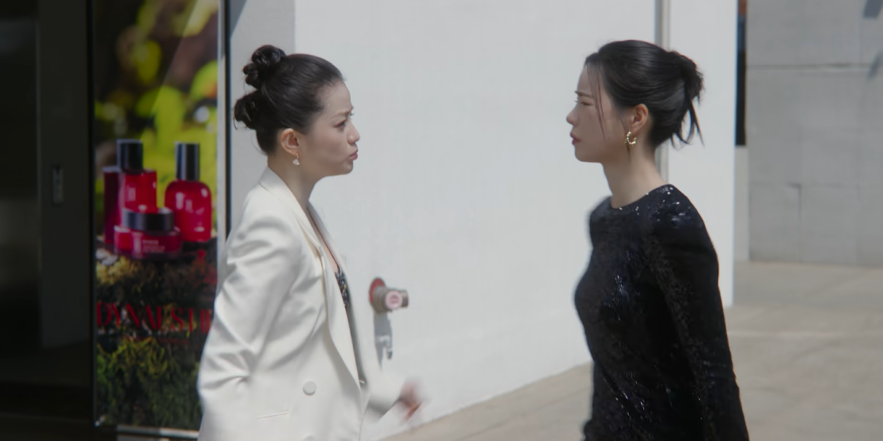 Atrizes sul-coreanas conversando em tom de embate.