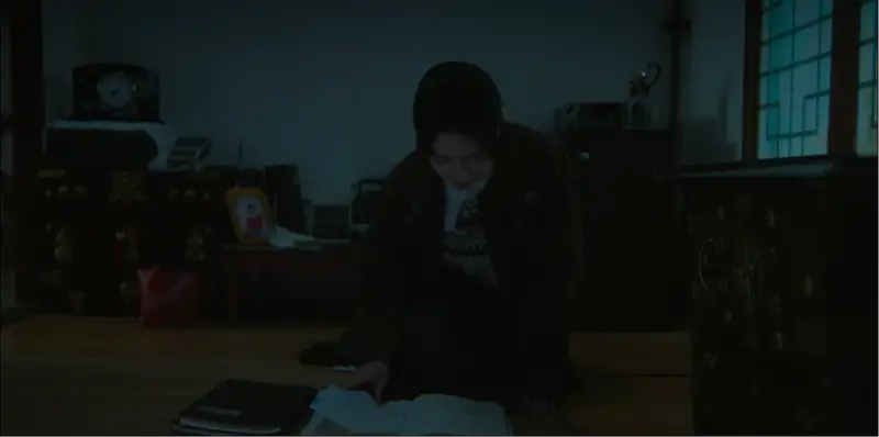 Shin Seori com expressão de choque ao ler o diário e acessar seu passado em My Royal Nemesis