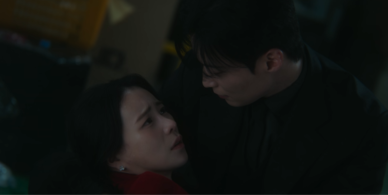 Shin Seo-ri com expressão assustada sendo amparada no episódio 11 de My Royal Nemesis
