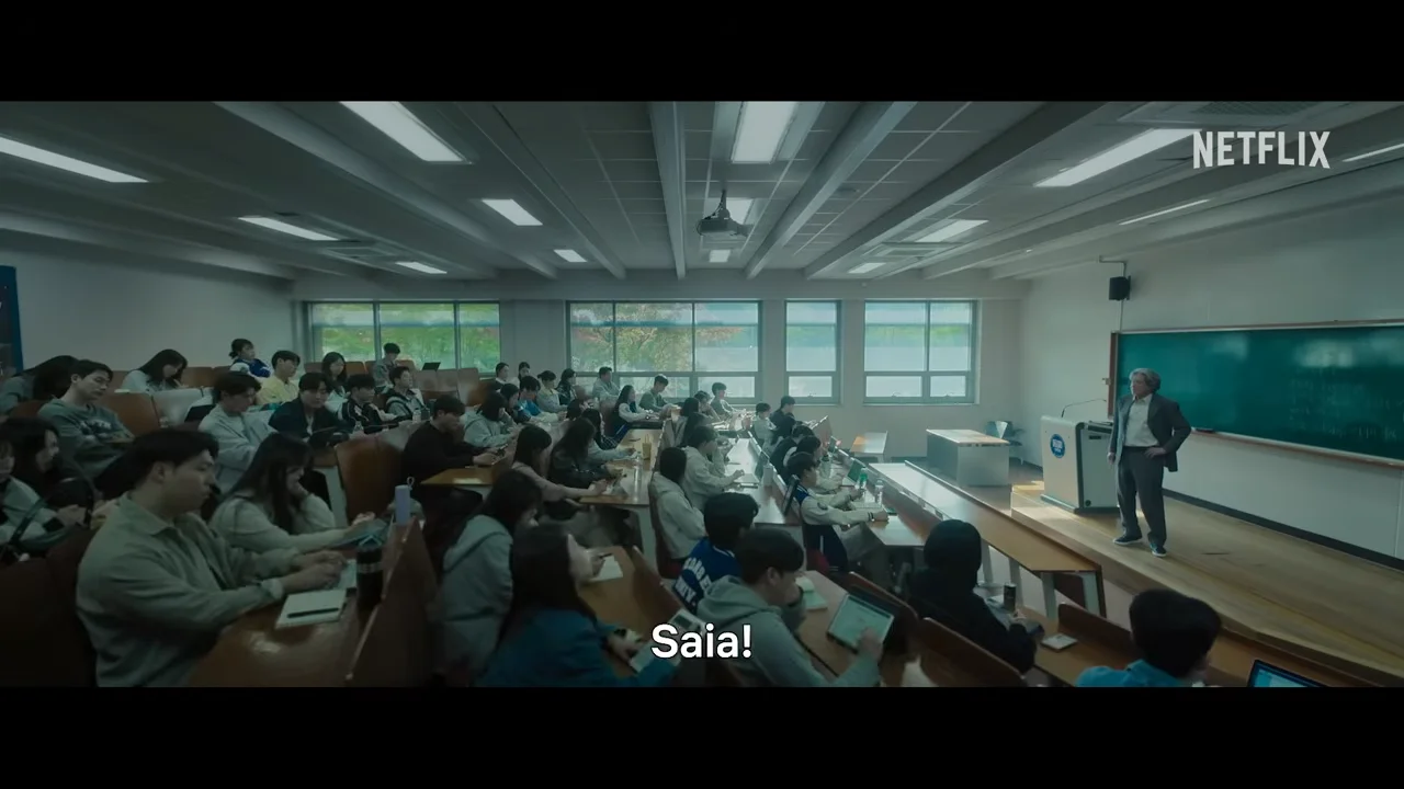 Detalhe do ambiente escolar e da dinâmica de observação entre professor e aluno na série