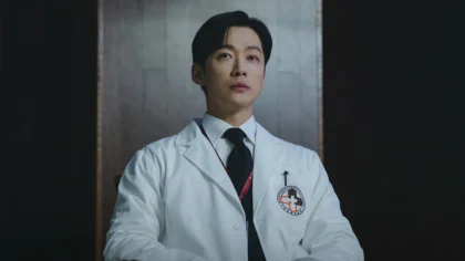 O ator Namkoong Min caracterizado como o neurocirurgião Kang Tae Joo em cena do dorama O Marido, evidenciando o clima de tensão da obra.