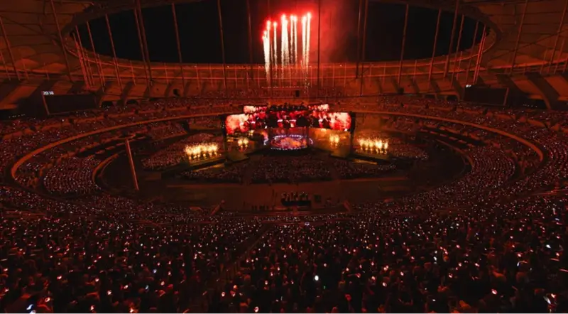 Visão geral do Estádio Principal de Asiad em Busan iluminado por bastões de luz vermelha