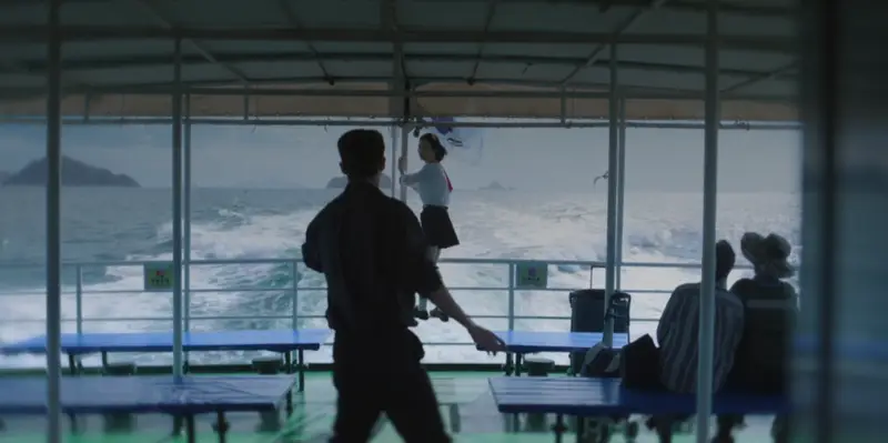 Ator sul-coreano com expressão de desconforto a bordo de uma embarcação marítima.