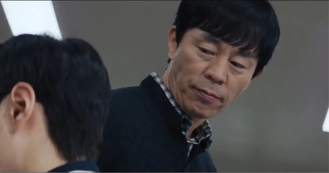 O professor Cheon Sang Yeol com expressão dúbia em Aprendendo a Lição