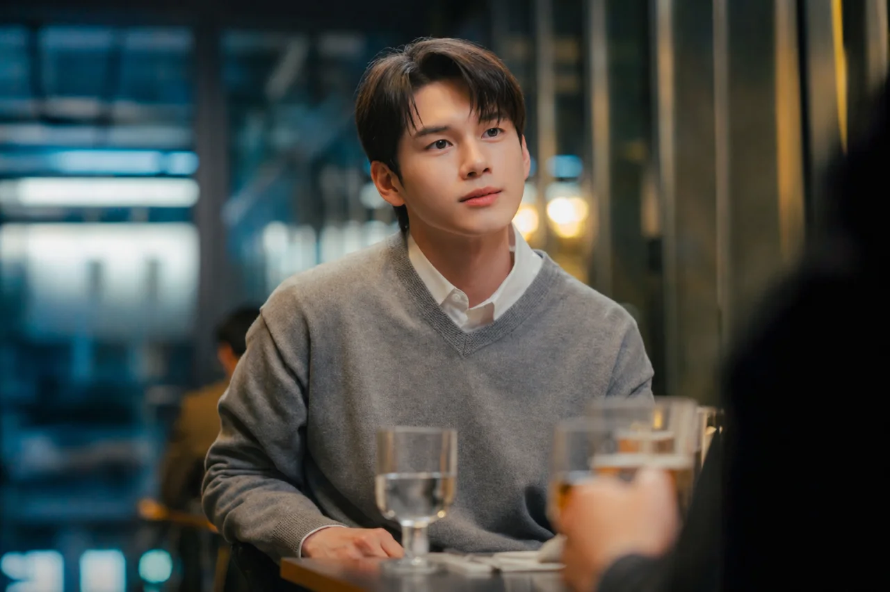 O ator Ong Seong Wu com postura antagonista no dorama Spooky in Love
