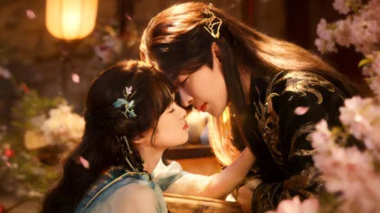 Os protagonistas Zeng Youzhen e Fan Xiaodong caracterizados com trajes históricos no drama chinês Pulseira Antiga