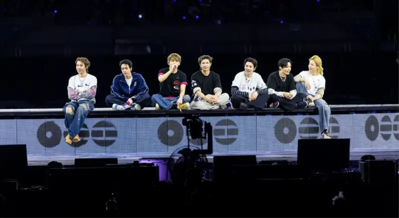 Integrante do BTS segurando o microfone e discursando para o público em Busan