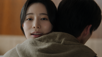 Os personagens Cha Se Gye e Shin Seo Ri se abraçam em cena do episódio 13 de My Royal Nemesis