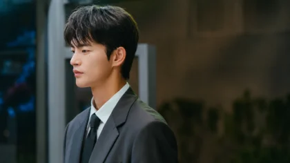 O ator Seo In Guk em cena de Te Vejo no Trabalho!, interpretando o gerente Kang Si Woo com uma expressão fria e corporativa