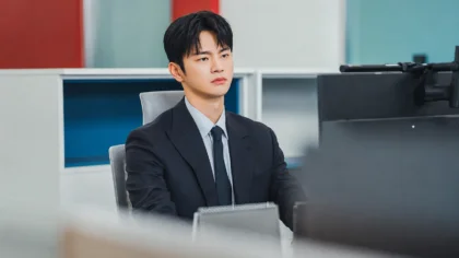 O ator Seo In Guk caracterizado como o executivo Kang Si Woo, trabalhando até tarde no escritório na série Te Vejo no Trabalho