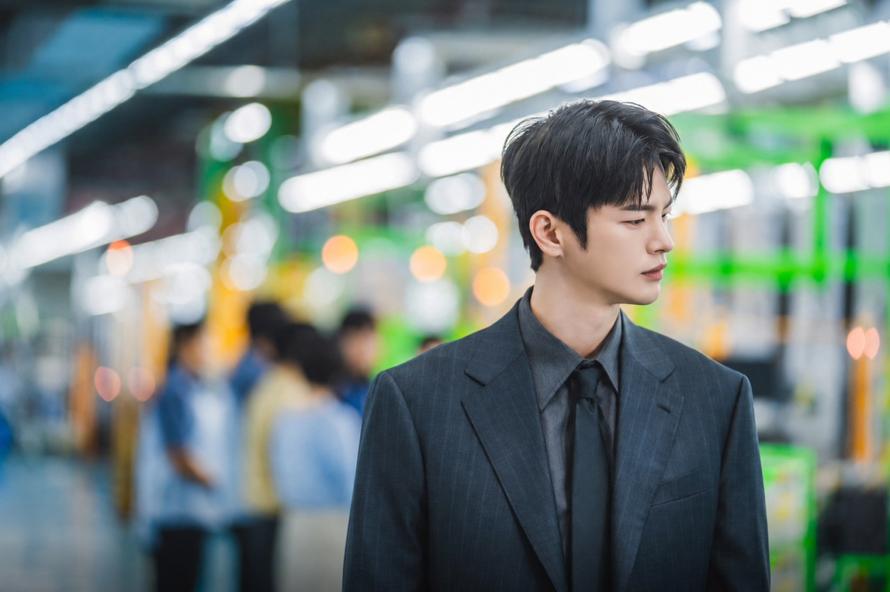  Kang Si Woo com postura rígida na fábrica de Gwangju.