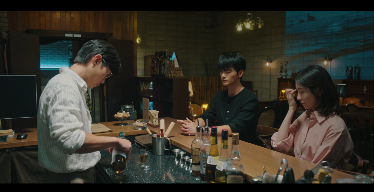 Cha Ji Yoon e Kang Si Woo compartilhando bebidas fora do ambiente corporativo na reta final do episódio