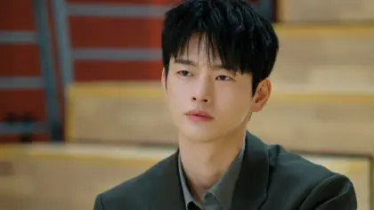 O ator Seo In Guk caracterizado como o disciplinado protagonista Kang Si Woo no dorama Te Vejo no Trabalho!