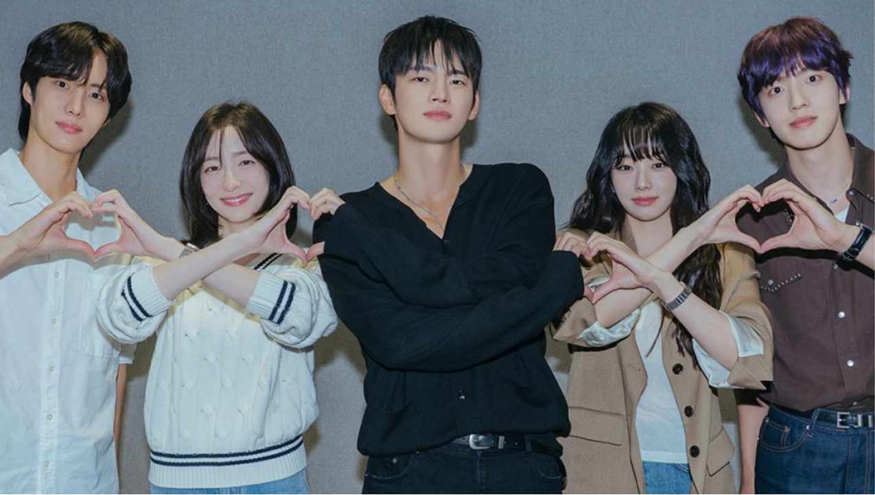Elenco da série posa para foto