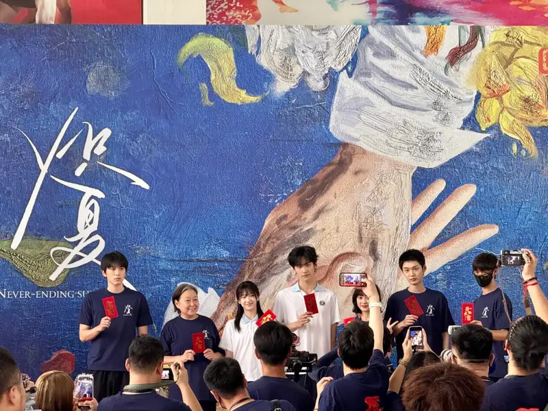 Atores de apoio do elenco chinês em cenários divididos entre o ambiente escolar e corporativo
