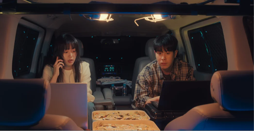 Im Han Rim e Bong Geun Dae em um momento de perigo na série.