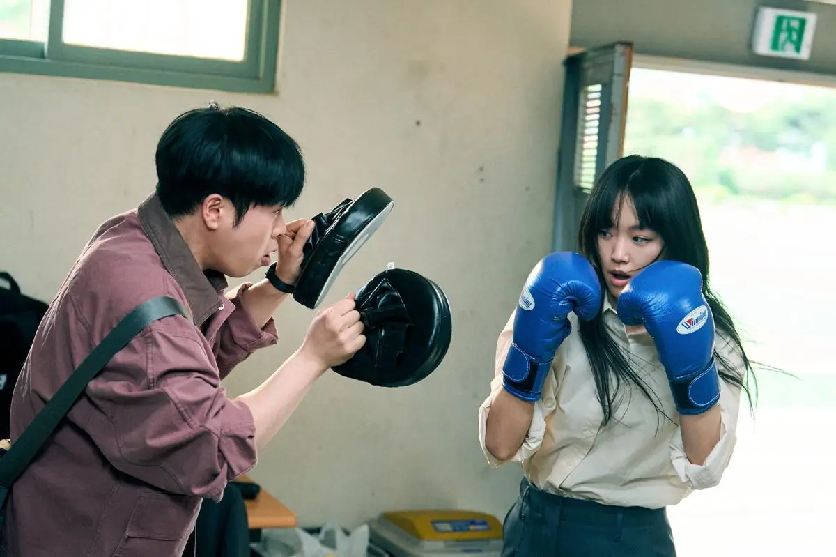 O personagem Bong Geun Dae em uma cena de luta com a irritada Im Han Rim.