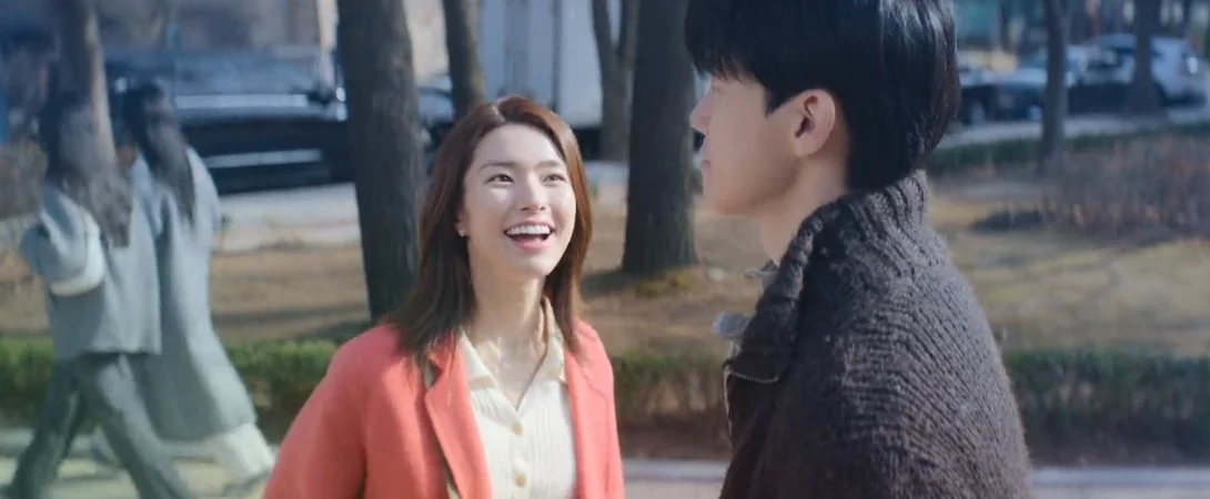  Atriz sul-coreana sorrindo, em cena de flashback.