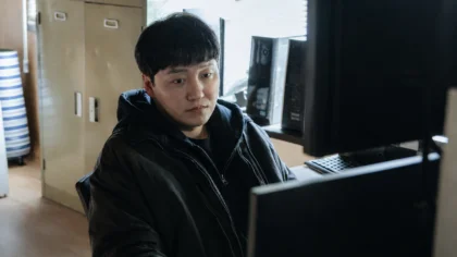 O ator Kim Dae Myung em cena, caracterizado para um de seus projetos de suspense na televisão sul-coreana