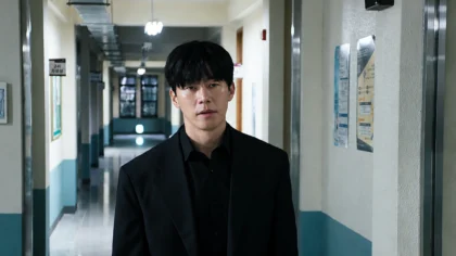 Na Hwa Jin, inspetor do BPHP, com expressão severa no k-drama Aprendendo a Lição