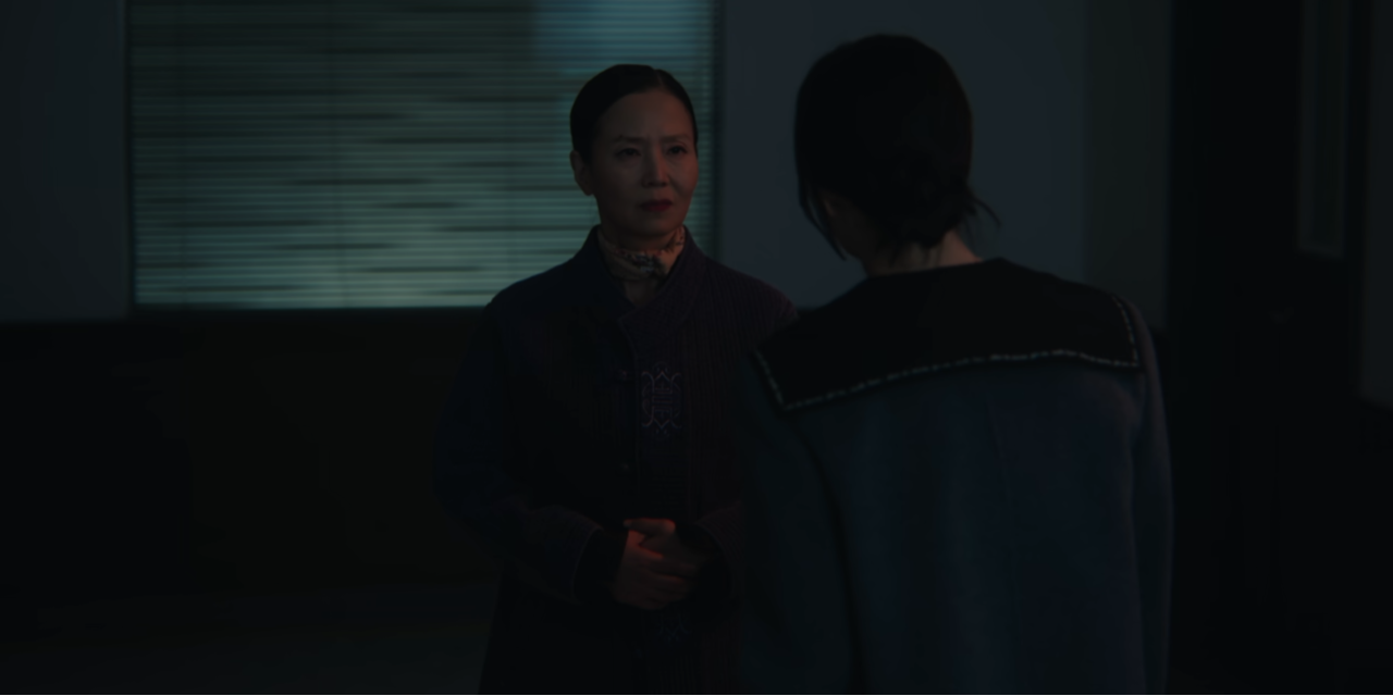 A xamã no dorama My Royal Nemesis passando instruções para Shin Seo-ri