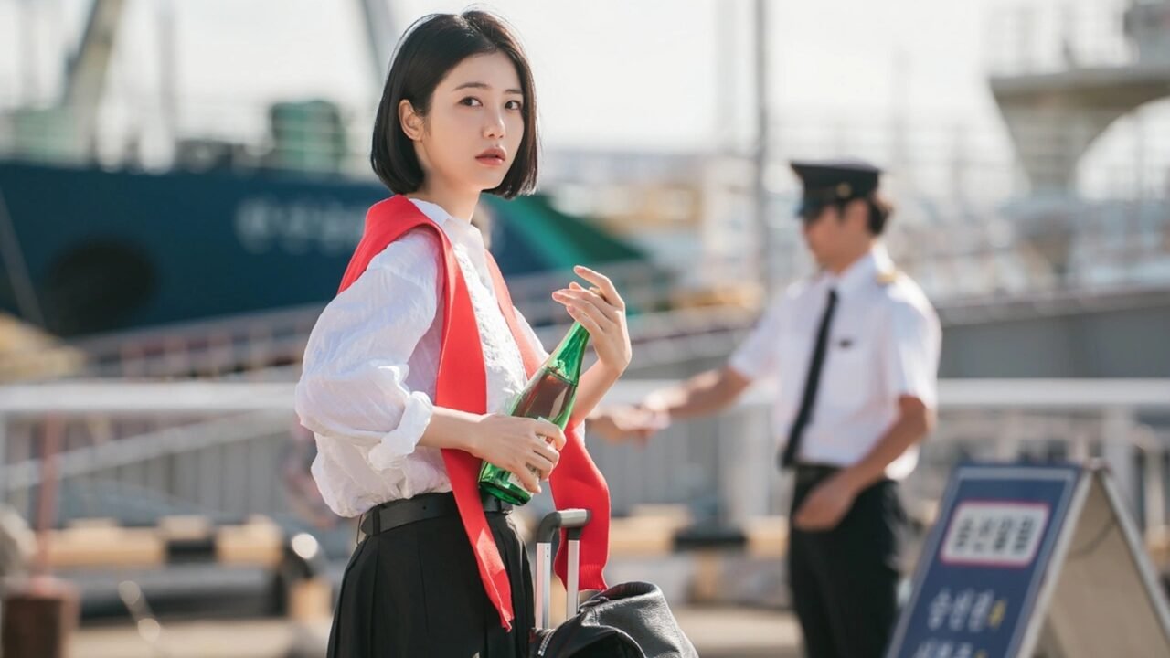 Atriz sul-coreana observando o horizonte de forma pensativa.
