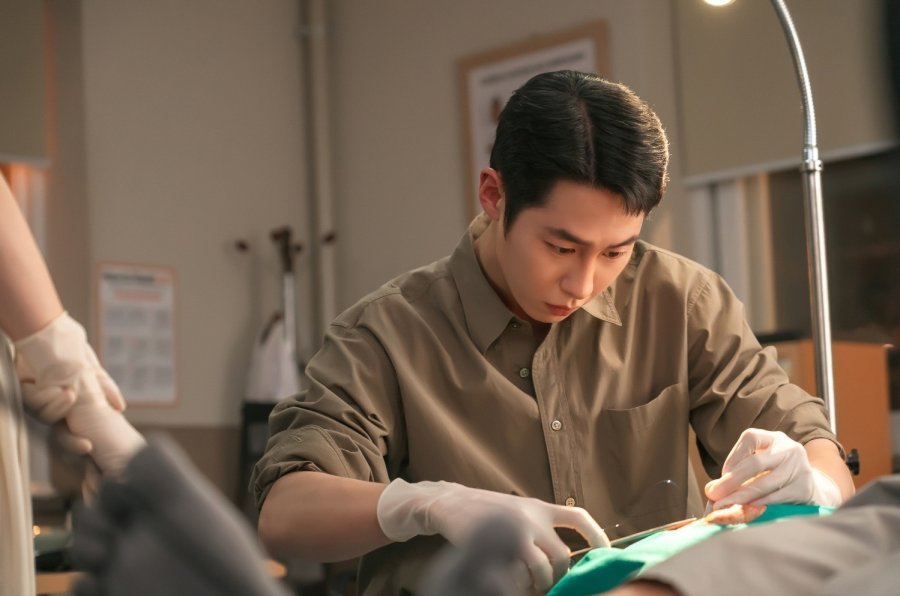 Médico sul-coreano avaliando equipamentos em uma clínicas.