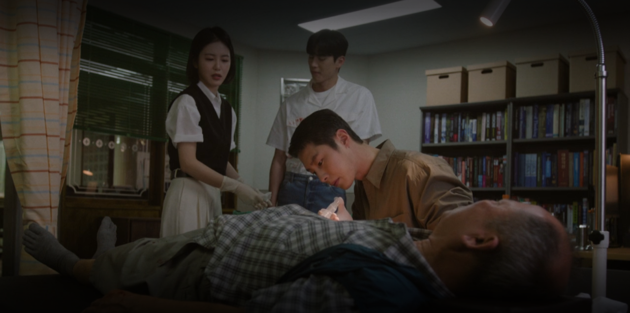 Médico sul-coreano atendendo morador local em um posto de saúde.