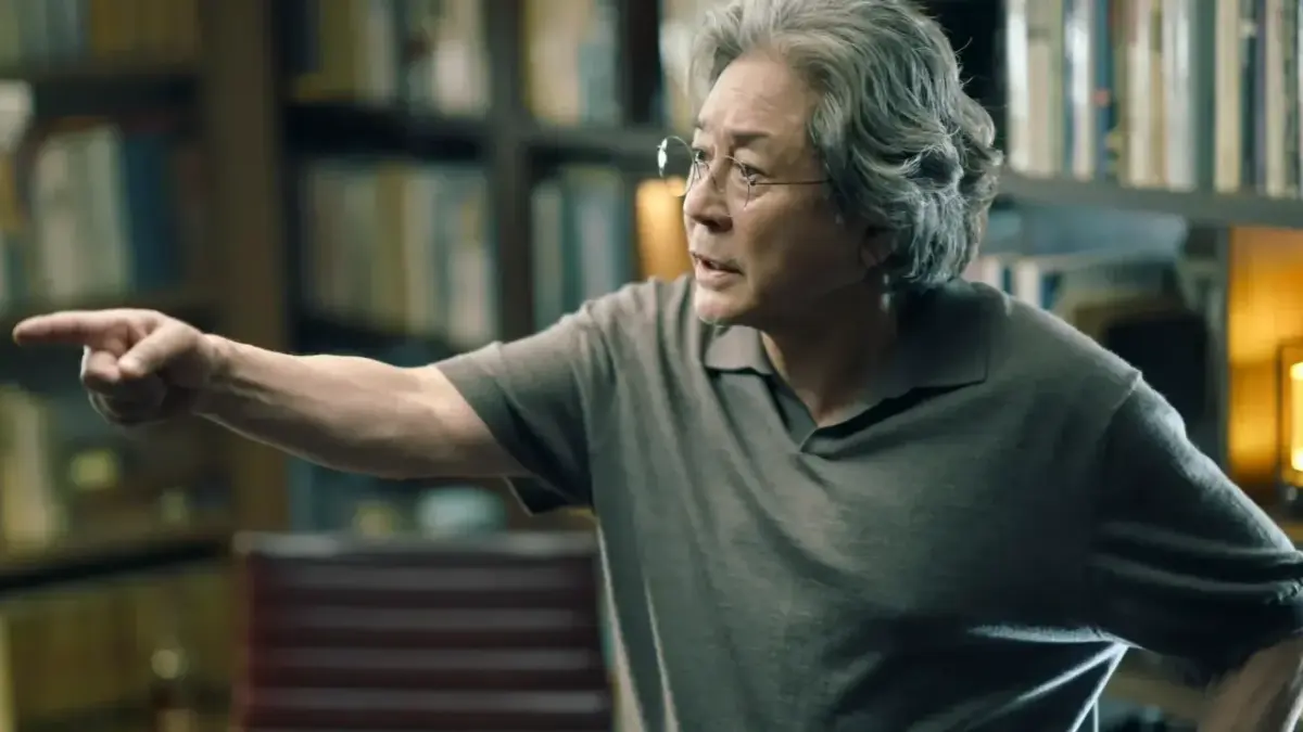 O personagem Heo Mun Oh em um momento tenso da série.