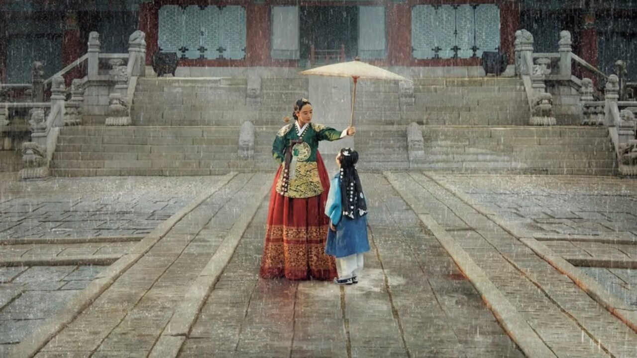 A Rainha Im Hwa Ryeong caminhando sob um guarda-chuva no dorama Papel de Rainha.