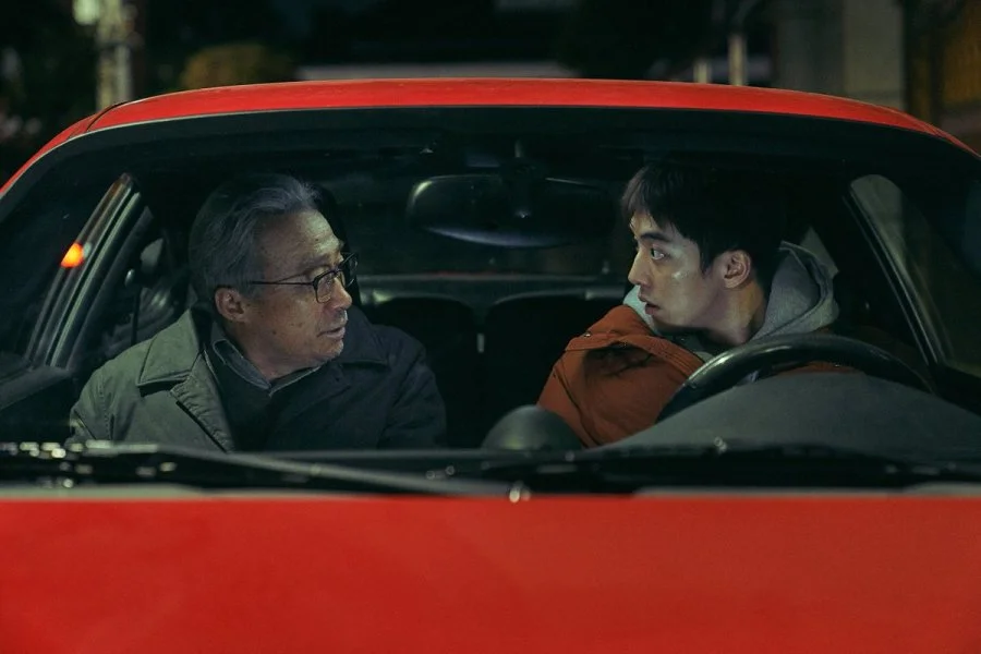 Nam Joo Hyuk e Lee Sung Min em cena do filme Remember