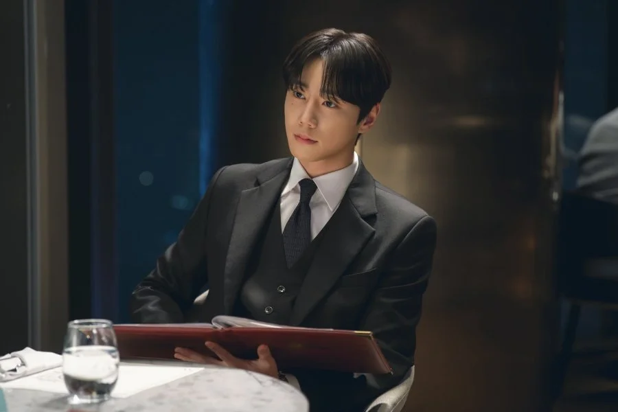 Lee Jun Young em cena dramática no K-drama Renascendo como novato