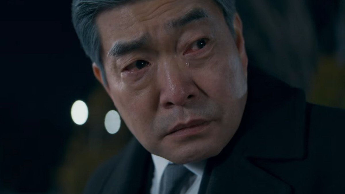 Ator sul-coreano com expressão analítica.