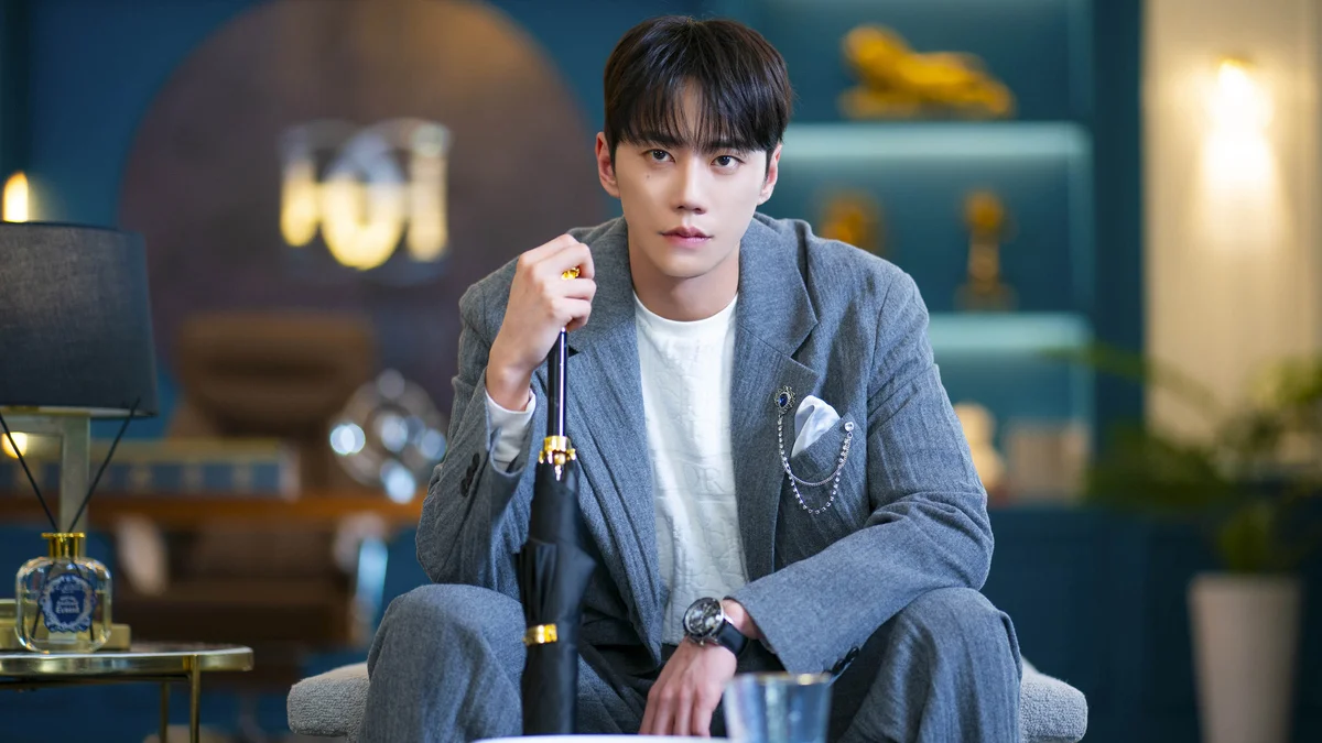 Os atores Lee Jun Young em cena de Sonhando com um Maldito Conto de Fadas