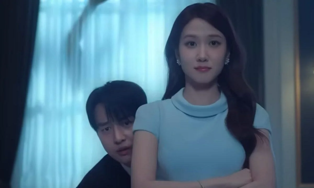 Os Atores Park Eun Bin e Yang Se Jong em cenas do dorama Assustadoramente Apaixonados.