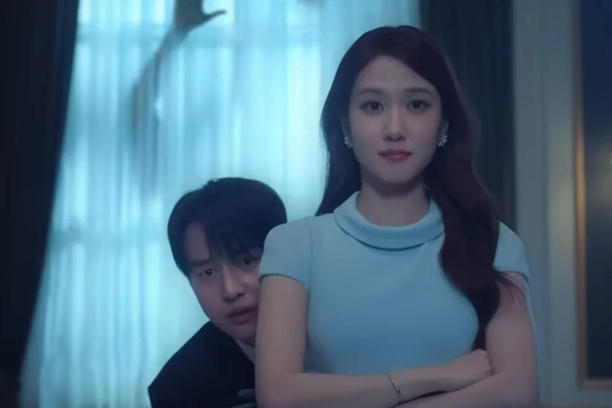 Os atores Park Eun Bin e Yang Se Jong em cena do dorama Spooky in Love