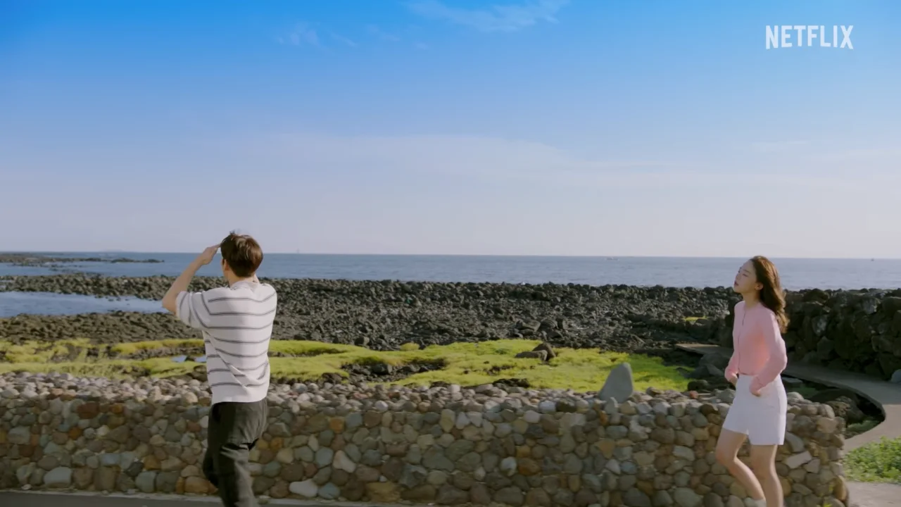 Paisagem da Ilha de Jeju com os personagens principais de De Volta às Raízes.