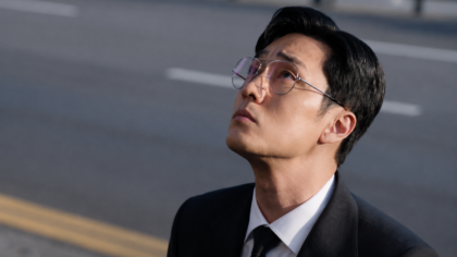 O personagem Kim Bu-jang na cena final do dorama Agente Kim: Reativado.