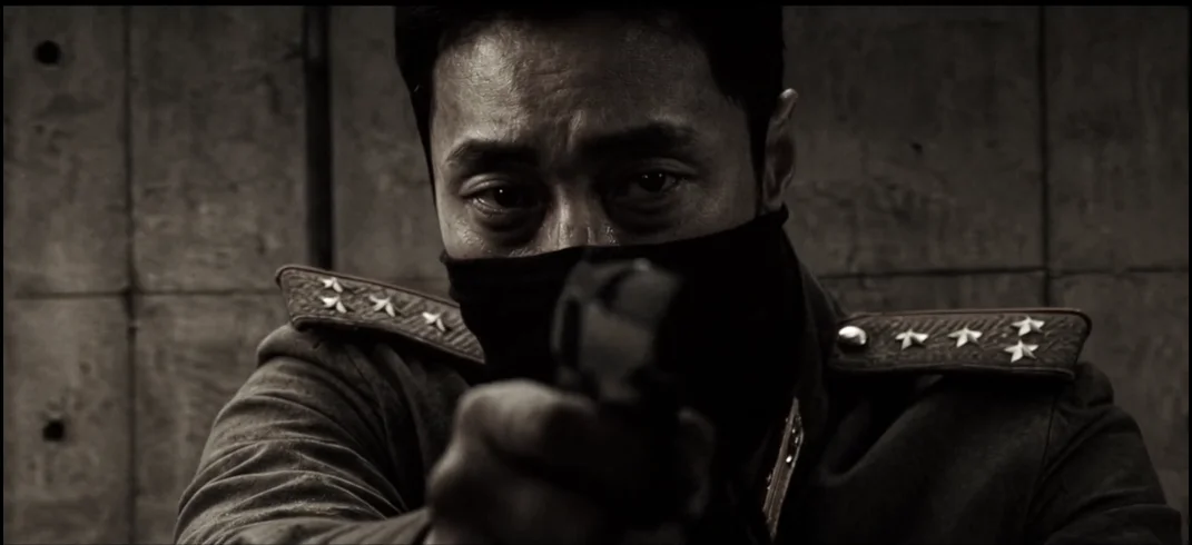 Plano fechado do rosto do ator So Ji Sub gerado por inteligência artificial em Agente Kim: Reativado.