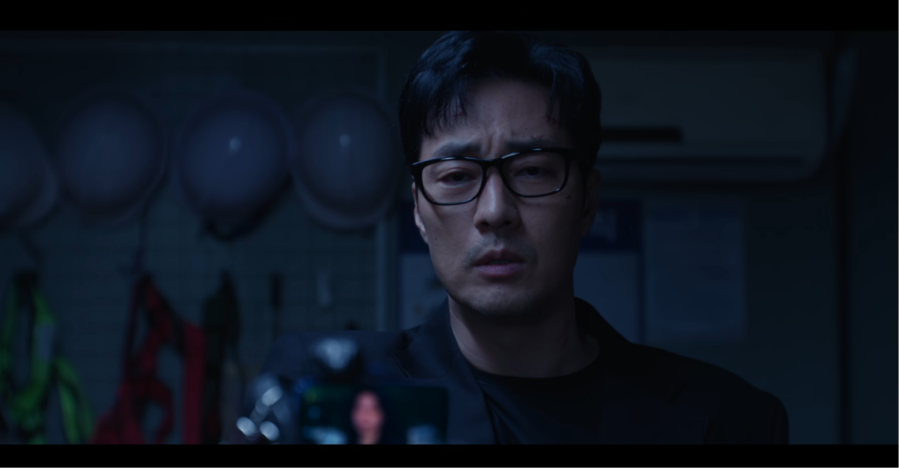 Agente Kim em momento de tensão encarando adversários no episódio 4.