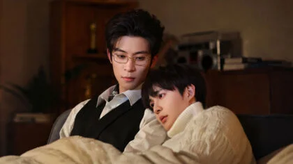 O ator Guan Yue caracterizado como o protagonista Lu Xiaofan, com semblante sério, em cena do drama chinês Amor Agridoce