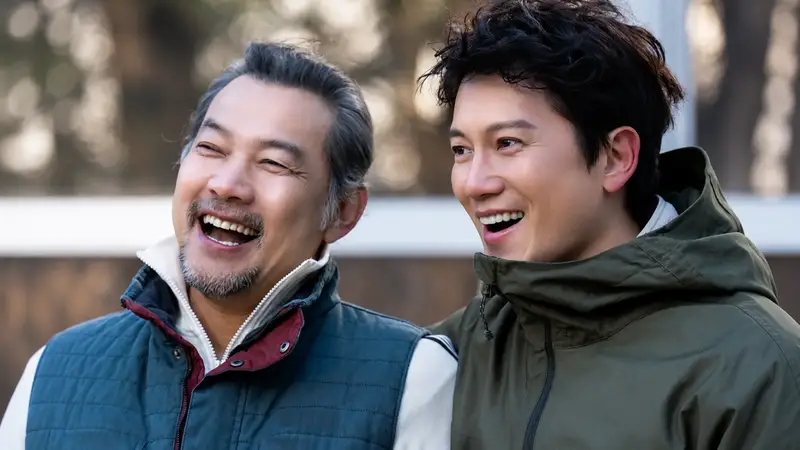 Os Atores Ji Sung e Jung Jin Young caracterizados em cena no dorama The Apartment Job.
