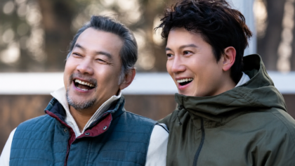 Os Atores Ji Sung e Jung Jin Young caracterizados em cena no dorama The Apartment Job.