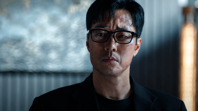 O ator So Ji Sub em cena do dorama Agente Kim Reativado.