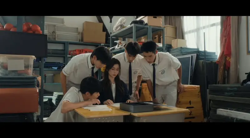 Cena do drama mostrando Lin Wan Xing (Esther Yu) interagindo com os alunos na escola